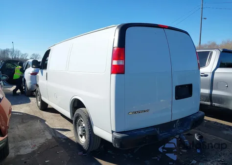 2018 Chevrolet Express 2500 Work Van z USA, uszkodzony, nr VIN 1GCWGAFG4J1170521